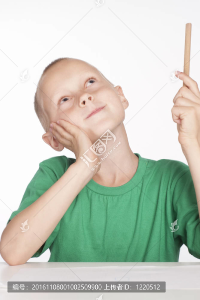 男孩在桌子上畫