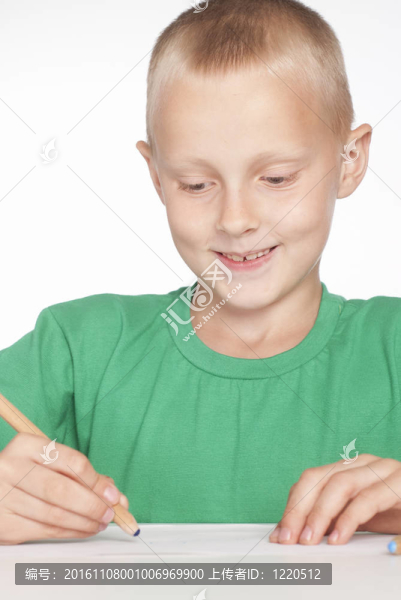男孩在桌子上畫
