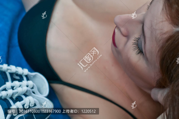 年輕的黑發(fā)女人懷孕