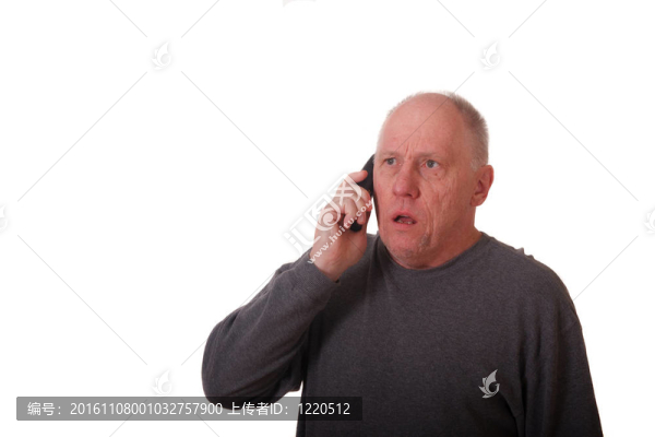 穿灰色襯衫的老男人在電話里聽到壞消息