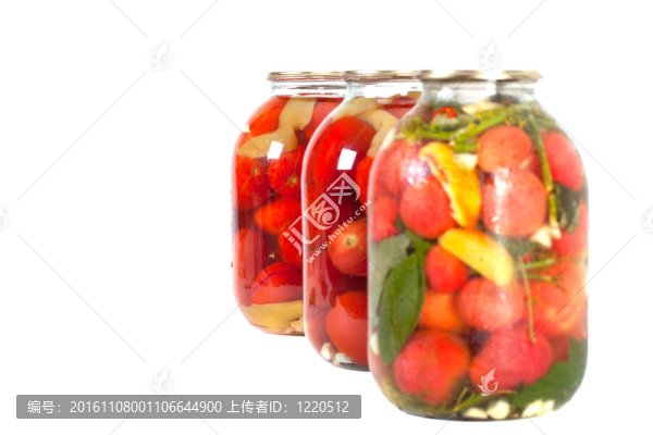 在玻璃罐里的紅色西紅柿