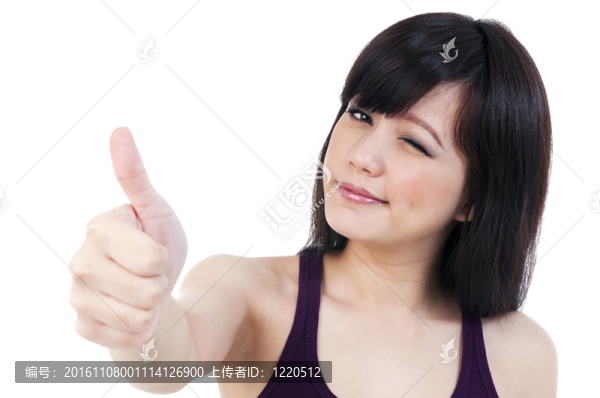 可愛(ài)的年輕女性眨眼給豎起大拇指的手勢(shì)