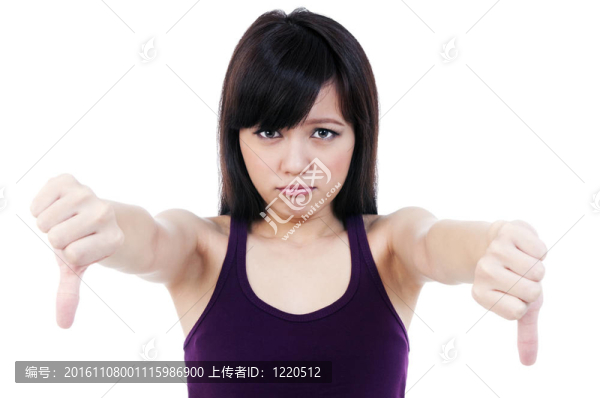 亞洲年輕女子顯示拇指向下跡象