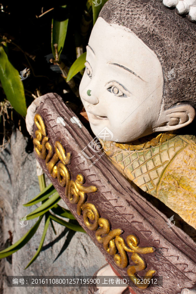 泥塑。