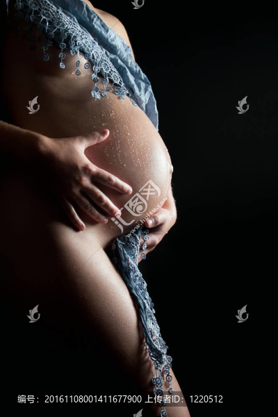 一個美麗的孕婦的肚子