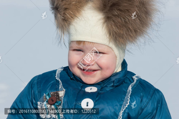 微笑的漂亮女孩穿著冬天的衣服