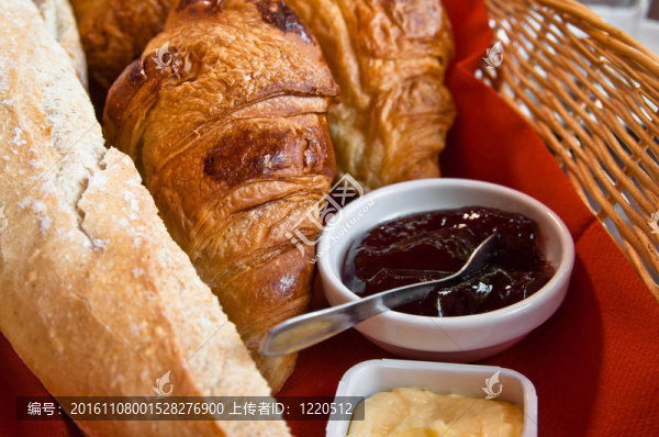餐桌上的美味新鮮的croissan！