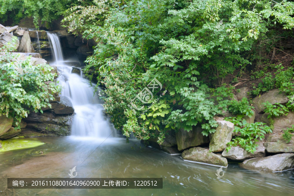 在中央公園，紐約瀑布