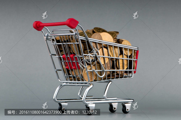 裝滿硬幣的購(gòu)物車