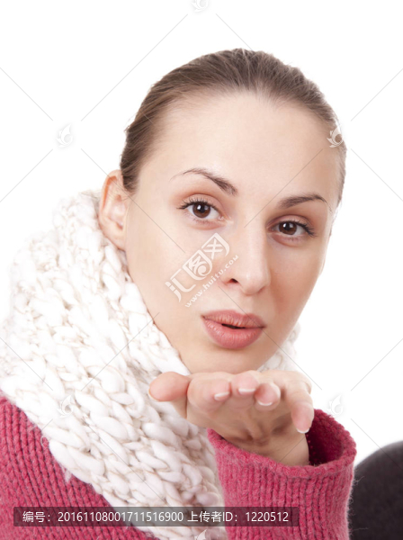 美女在冬季圍巾吹吻