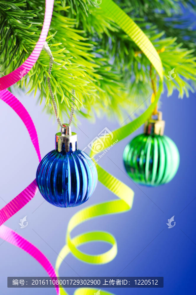 在慶祝概念圣誕樹裝飾品