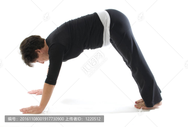 女子瑜伽姿勢向下面對犬姿