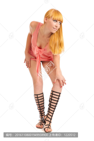 漂亮的年輕女人穿著性感的衣服