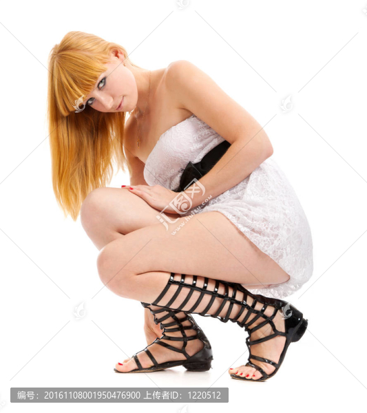漂亮的年輕女人穿著性感的衣服