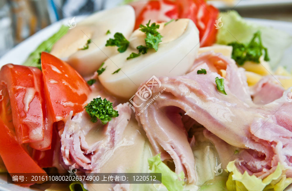 新鮮水果沙拉和火腿雞蛋
