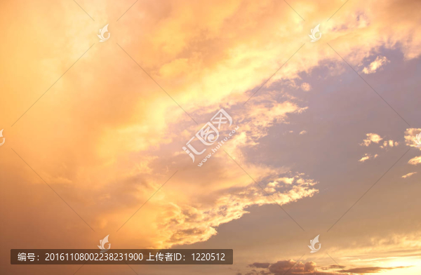 云在金色的夕陽