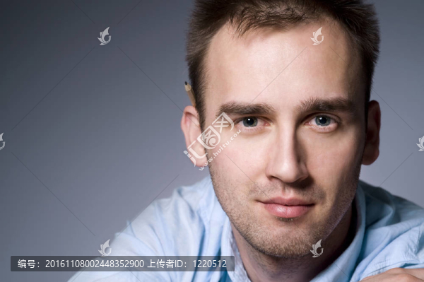 年輕男子用鉛筆