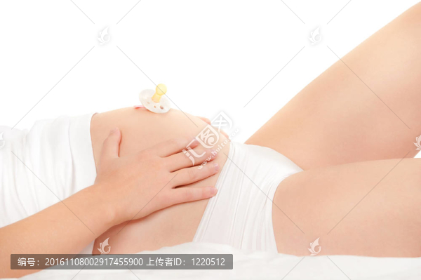 奶嘴在孕婦的肚子