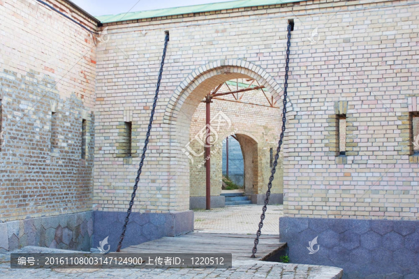 城堡的大門，磚墻在基輔（Kyiv）；烏克蘭。kievo,-,pecherskaya要塞。