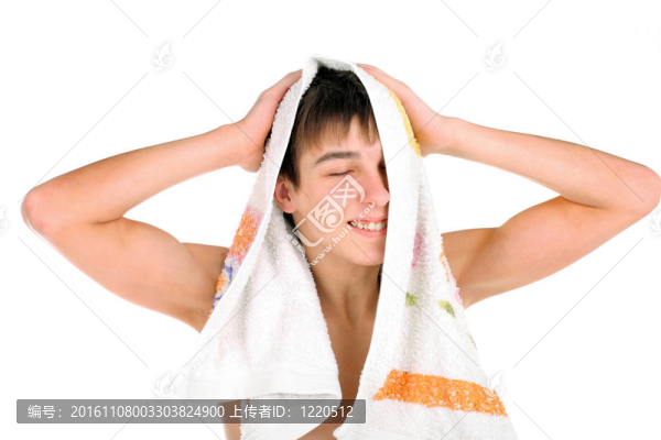 少年沐浴后