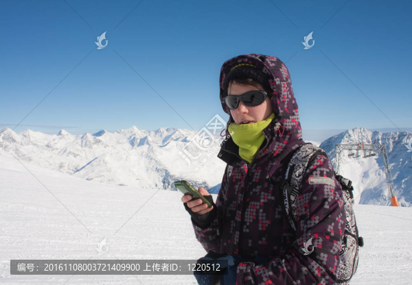 手里拿著手機在山上滑雪