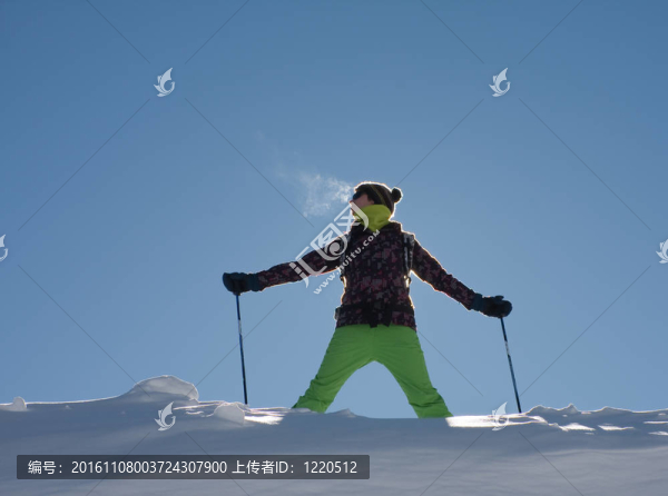 一個(gè)在滑雪服上的女孩反對(duì)天空