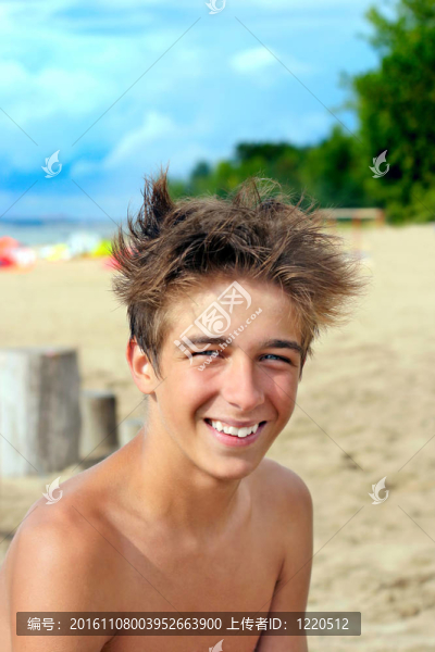 海灘上的青少年