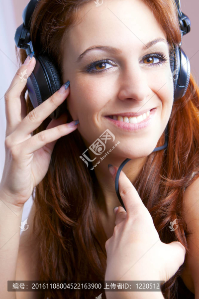 女孩微笑和聽音樂耳機。