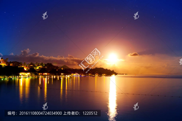 晚上。海中的月亮與水中的倒影。波拉波拉島