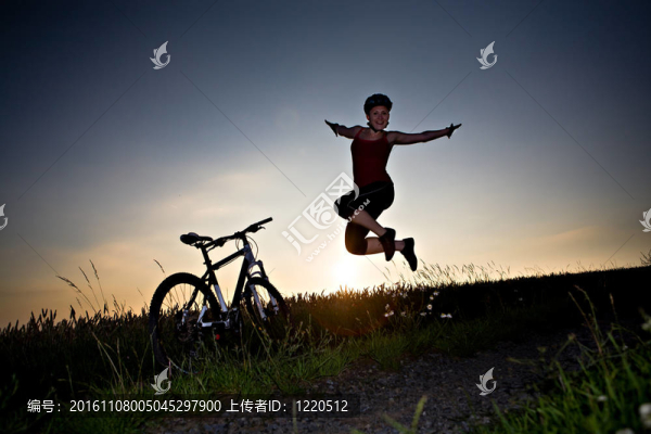 騎自行車的女人