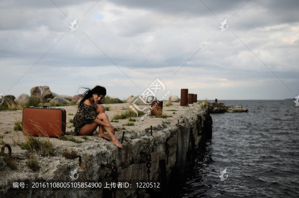 黑發(fā)女人坐在海