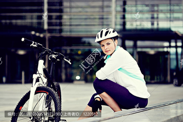 騎自行車的女人