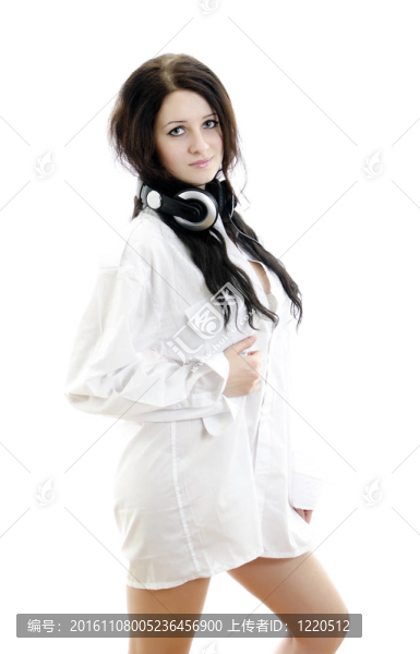 性感的黑人女孩在男人的襯衫帶著耳機(jī)。白色孤立。