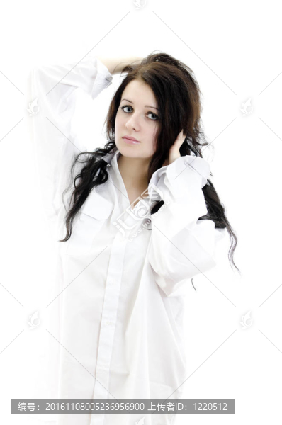 性感的黑人女孩在男人的襯衫摸她的頭發(fā)。白色孤立。