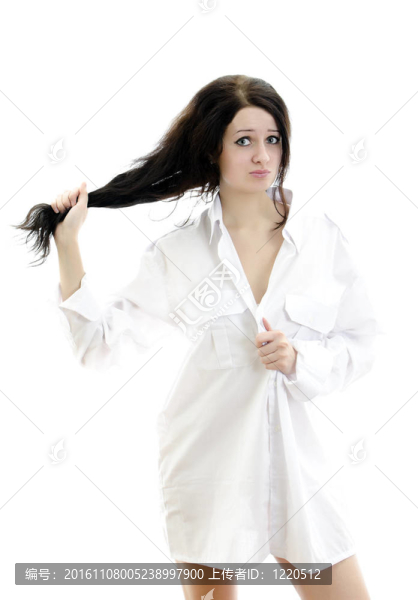 性感的黑人女孩在男人的襯衫摸她的頭發(fā)。白色孤立。