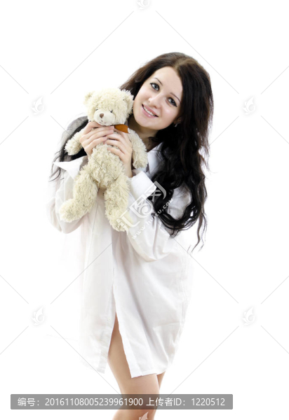 性感的黑人女孩在男人的襯衫，Teddy,Bear。白色孤立。