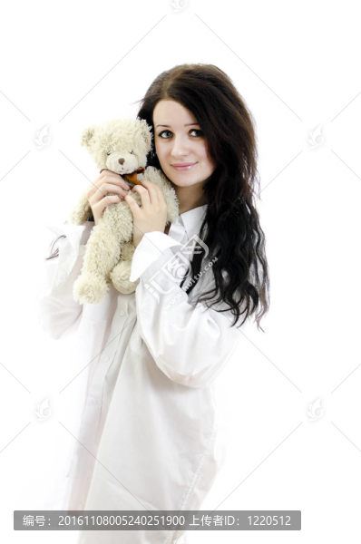 性感的黑人女孩在男人的襯衫，Teddy,Bear。白色孤立。