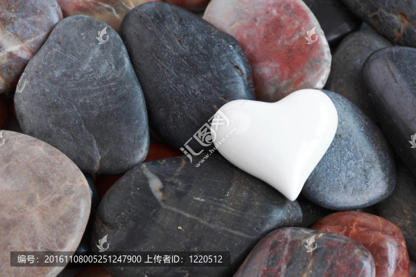 白色的心被石頭包圍