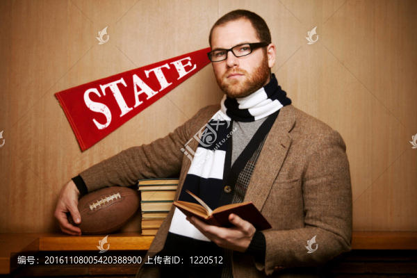 年輕的大學(xué)男子與書(shū)籍