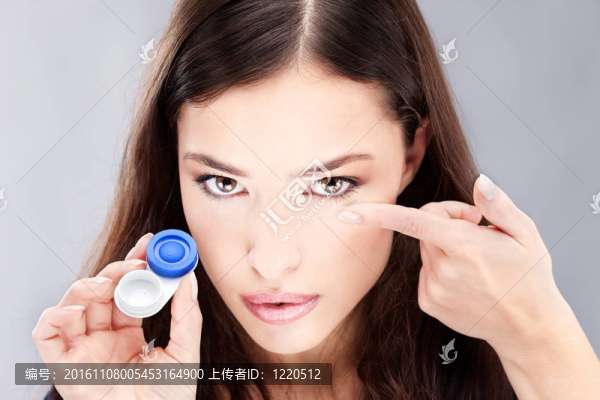 女人的手指上有隱形眼鏡