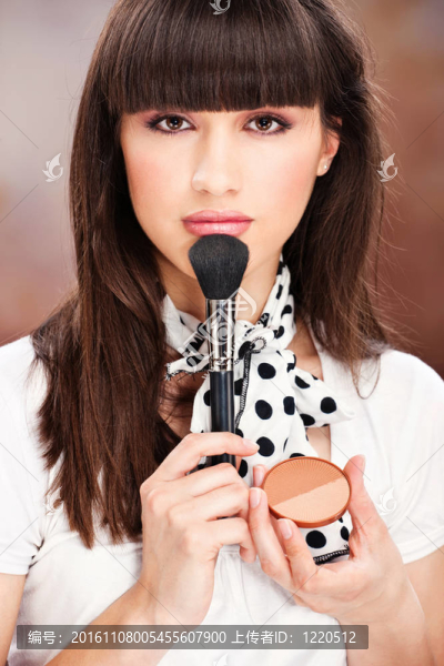 女人與化妝品