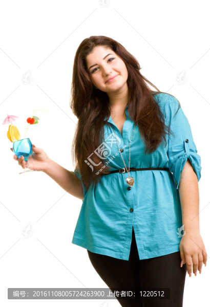 帶酒精雞尾酒的女孩