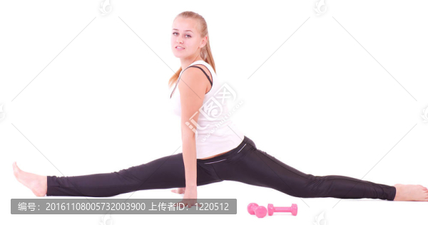 健身房里有免費舉重的女孩