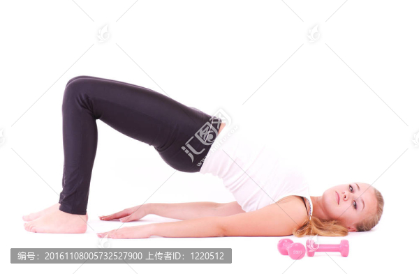 健身房里有免費(fèi)舉重的女孩