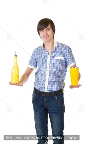 酒吧招待做了一個動搖的把戲