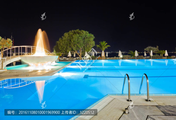 夜晚的水池和噴泉