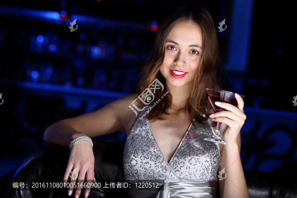 年輕女子在夜總會喝一杯