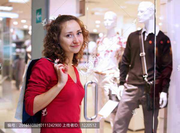 年輕的女人在購物
