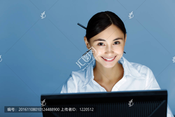 年輕女士在商務(wù)服和耳機