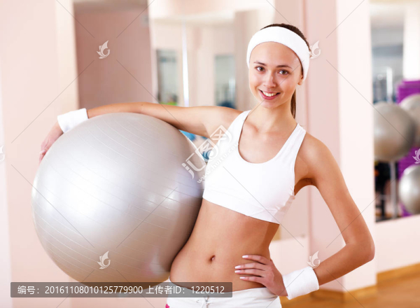 年輕女子在健身房做運動